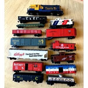 17 VTG HO Scale Model Train Cars Santa Fe ENGINE Tyco Susie Q Chessie Texaco